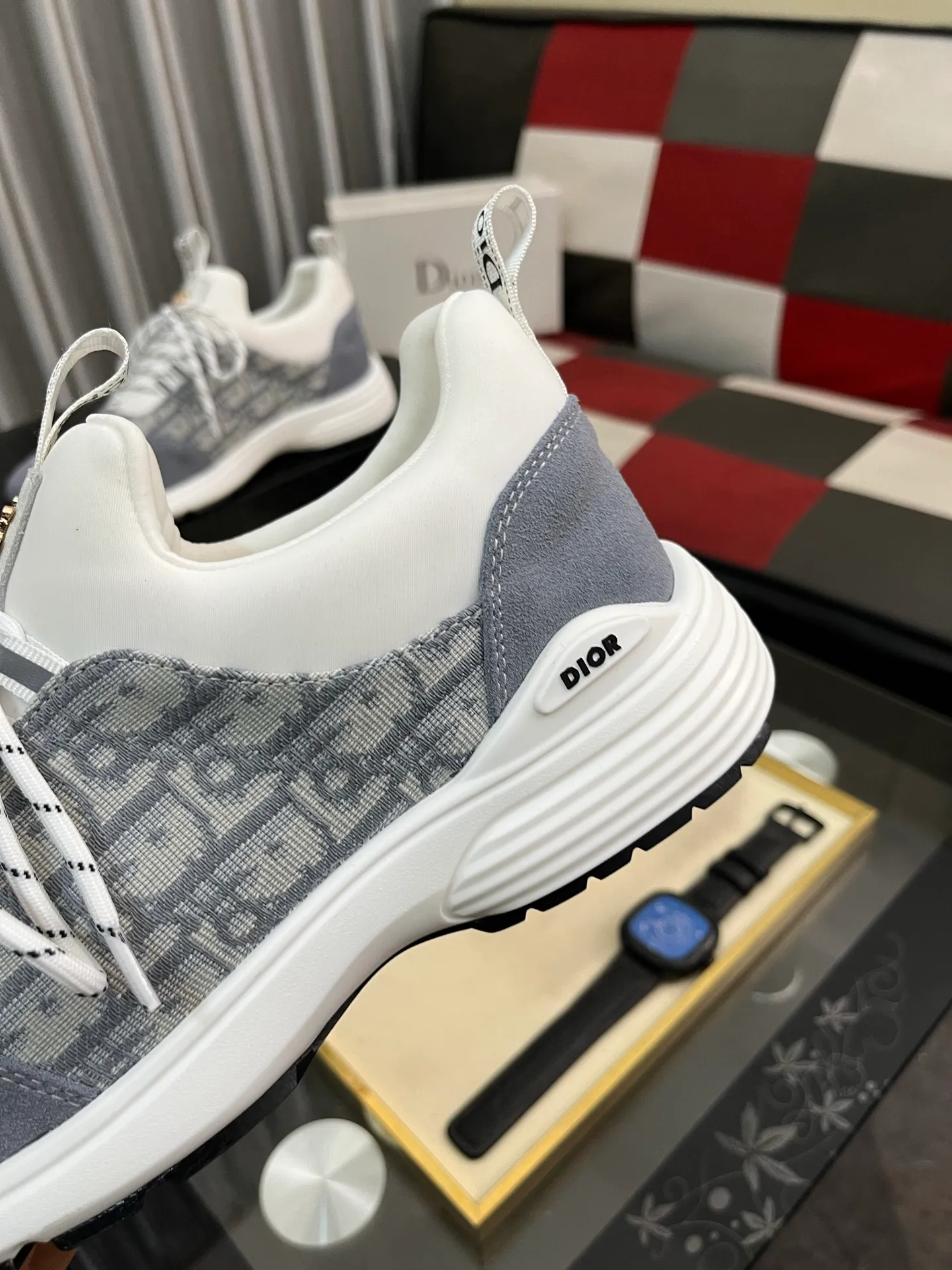 Men's Men's Shoes💰440⌚️⌚️ Dior's casual and sporty style combines the elements of dad's bag-soled shoes. It has successfully broken through the dad shoe style that has been on the streets in recent years and has become a beautiful landscape in luxury goods. The fabric is high mercerized with breathable mesh. The mesh on both sides of the shoe is made of three layers of composite technology. The bottom process uses package molding fabrics: imported high mercerized 🐂 cowhide stitching with original customized D-shaped mesh code number: 38-444️⃣ Colors available
